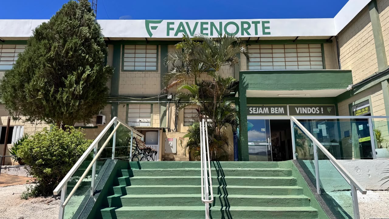 Estudantes e professores no Campus Mato Verde da FAVENORTE